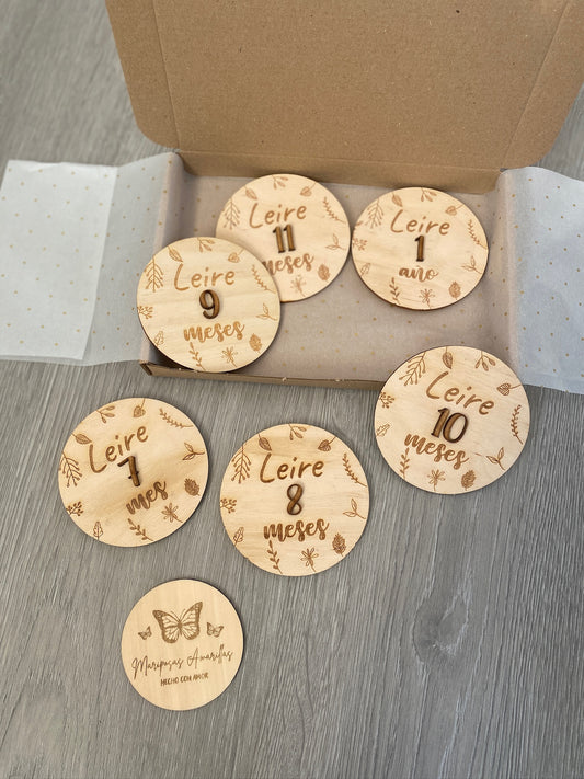 Placas cumplemes bebé madera personalizado. Modelo hojitas