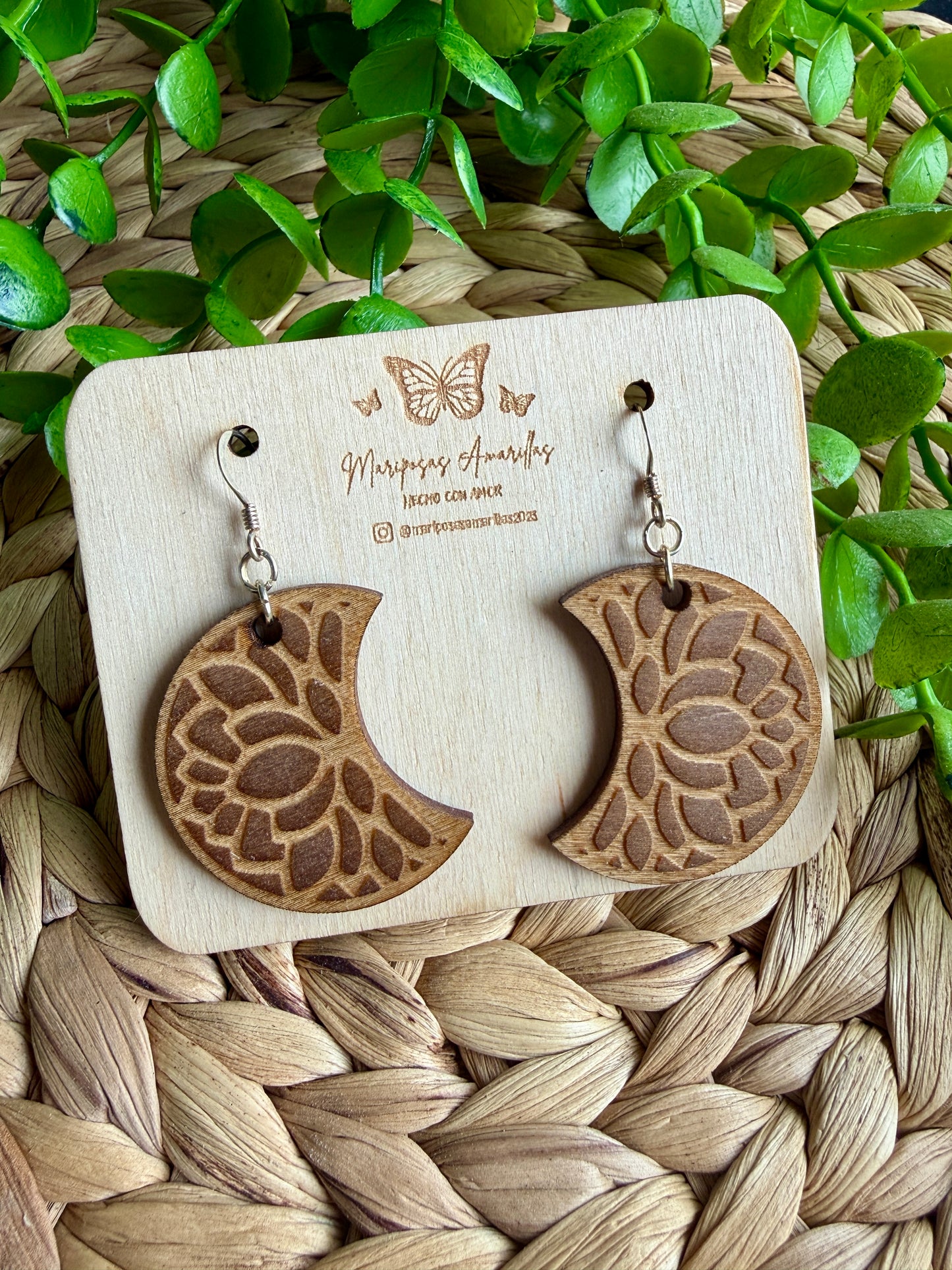 Pendientes de Madera de Tilo – Colección Lunas con Flor de Loto
