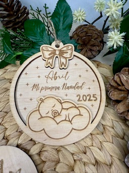 🎀 Bola de Navidad “Mi primera Navidad” personalizada en madera de abedul