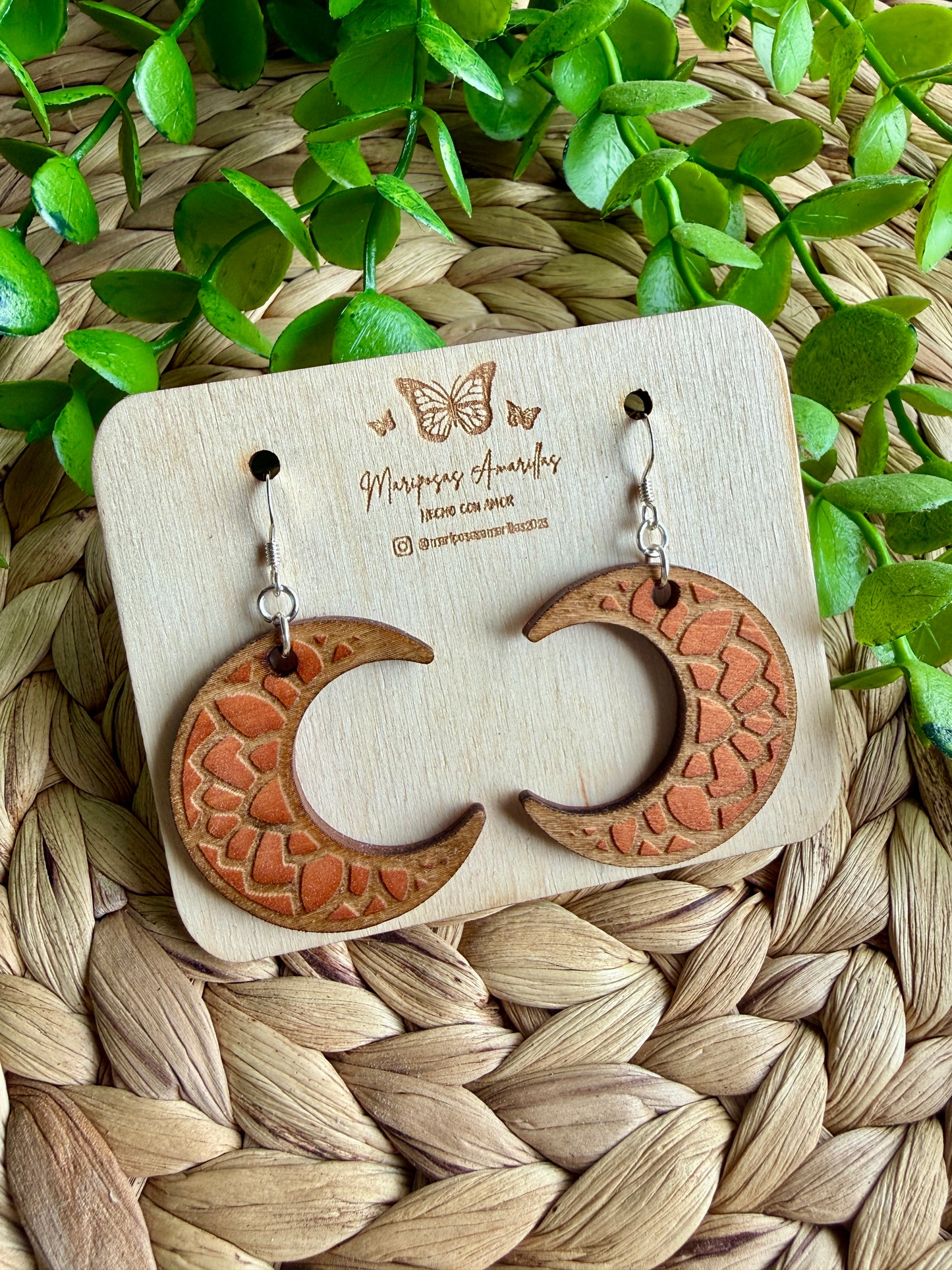 Pendientes de Madera de Tilo – Colección Lunas con Flor de Loto