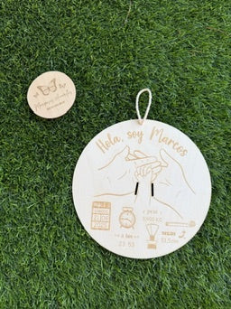 🌿 Natalicio en madera grabado – “Hola, soy…”