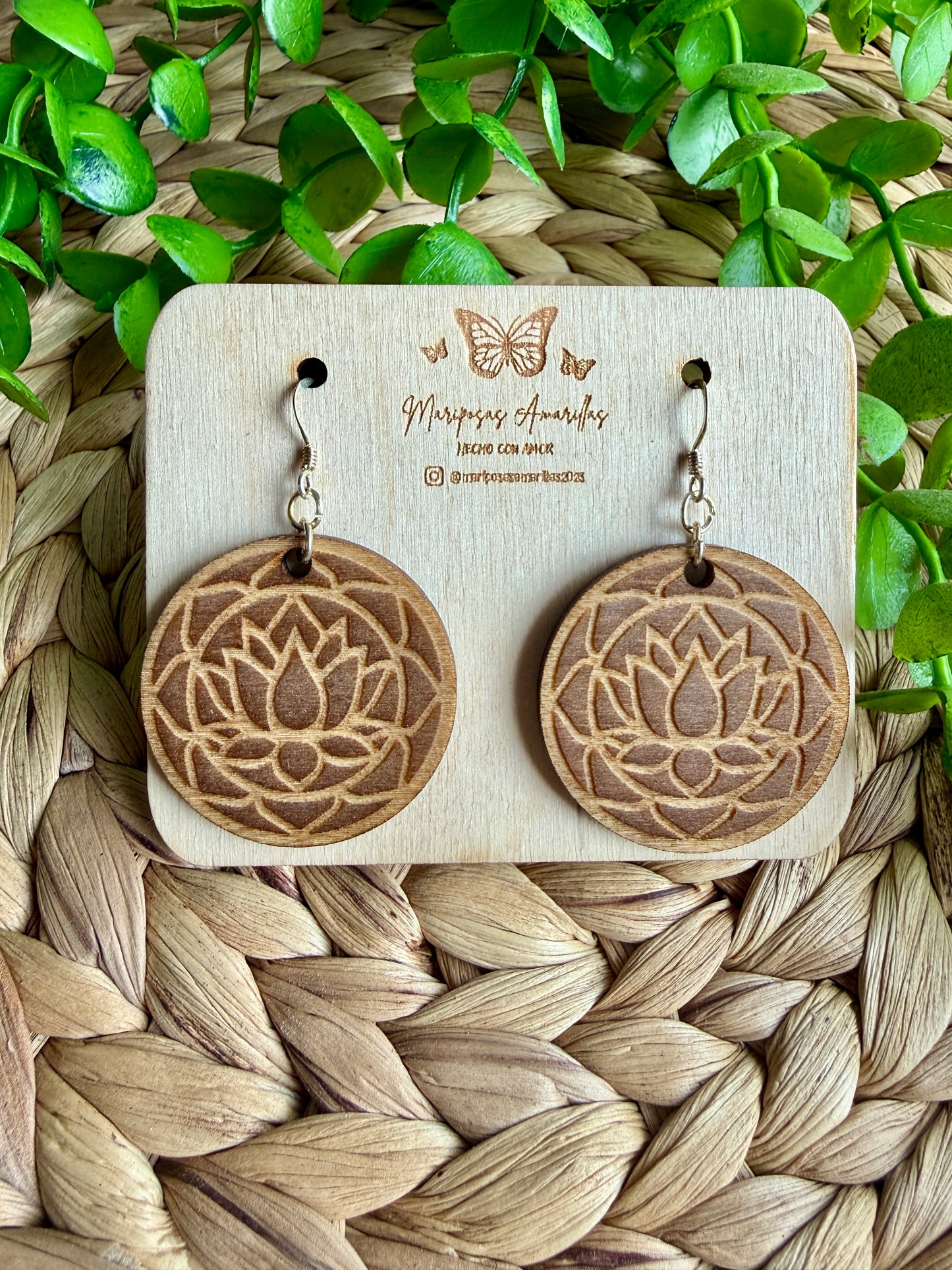 Pendientes de Madera de Tilo – Colección Lunas con Flor de Loto