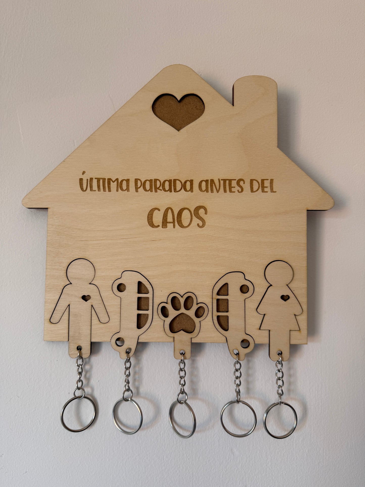 Cuelgallaves personalizado de madera de abedul – Diseño casita con llaveros encajables