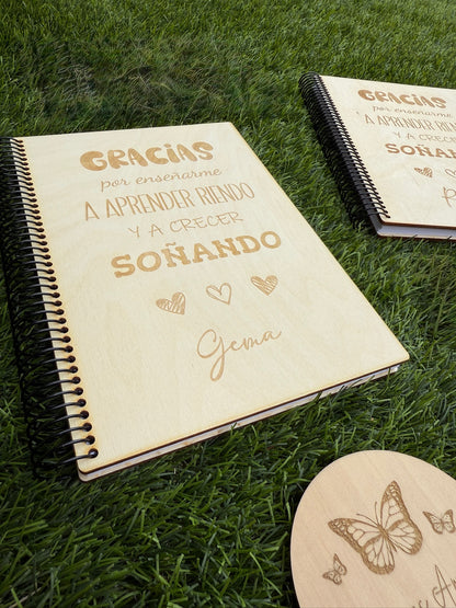 Cuaderno Personalizado con Tapas de Madera – “Gracias por enseñarme…”