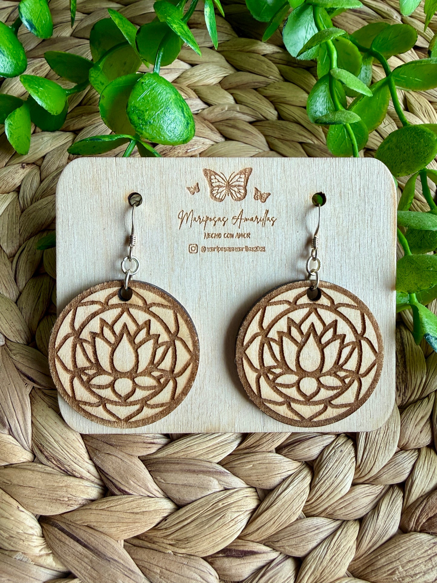 Pendientes de Madera de Tilo – Colección Lunas con Flor de Loto