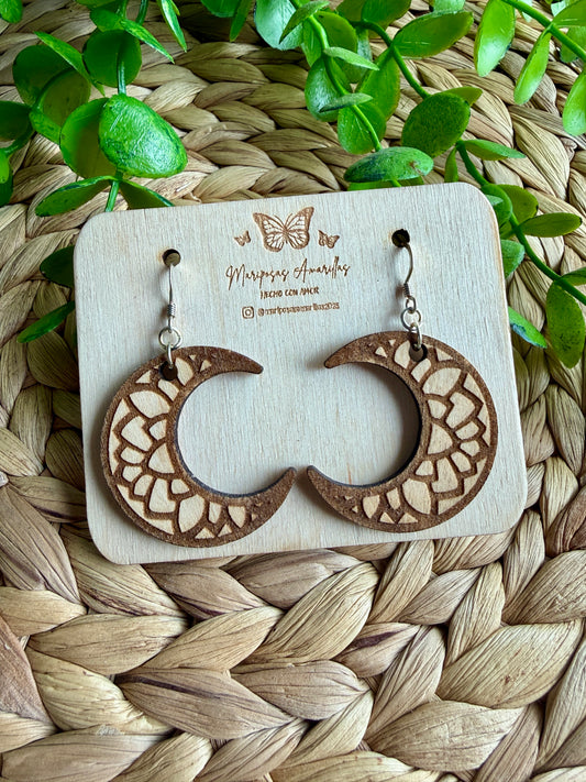 Pendientes de Madera de Tilo – Colección Lunas con Flor de Loto