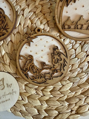 ✨ Bolas de Navidad en madera – Escenas de la Natividad