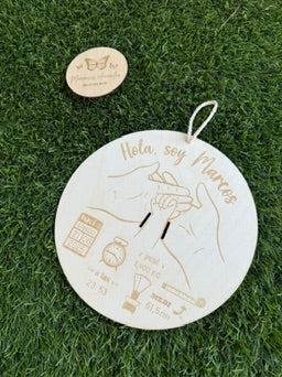 🌿 Natalicio en madera grabado – “Hola, soy…”