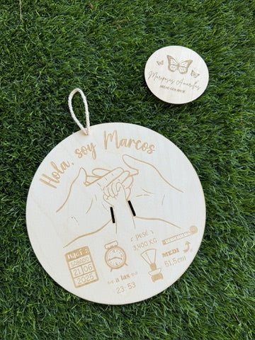 🌿 Natalicio en madera grabado – “Hola, soy…”