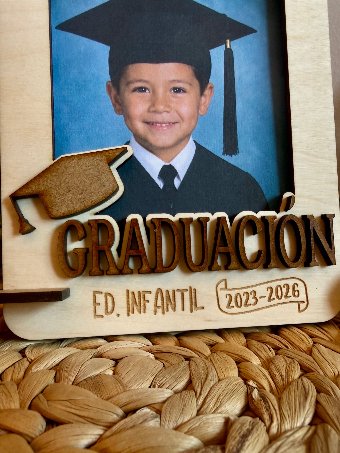 Marco de madera de abedul personalizado para graduación infantil y primaria