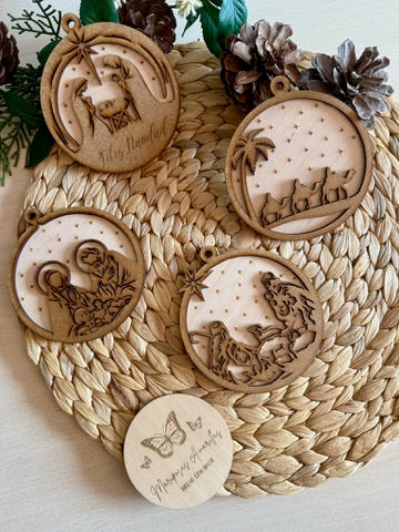 ✨ Bolas de Navidad en madera – Escenas de la Natividad