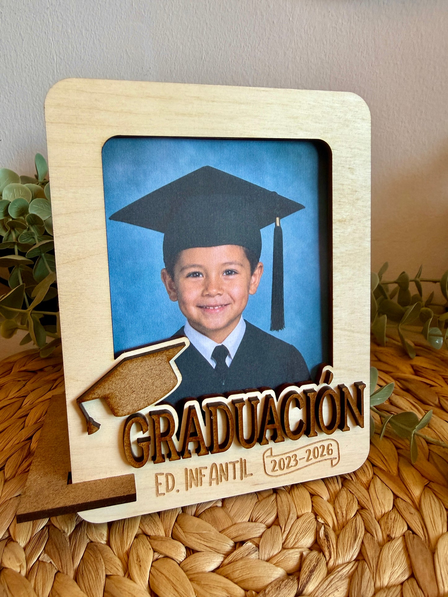 Marco de madera de abedul personalizado para graduación infantil y primaria