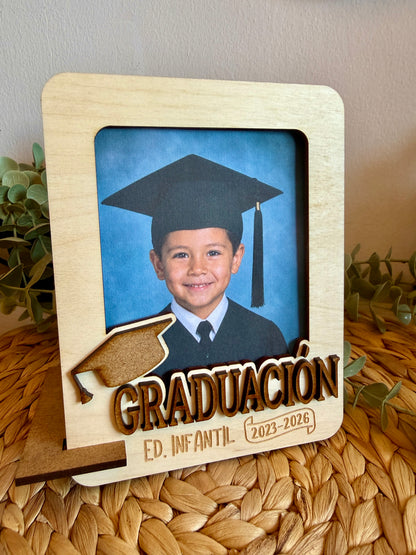 Marco de madera de abedul personalizado para graduación infantil y primaria