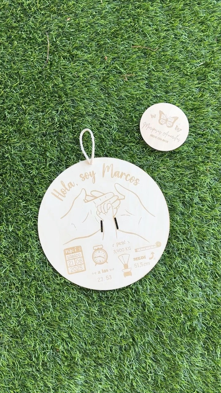 🌿 Natalicio en madera grabado – “Hola, soy…”