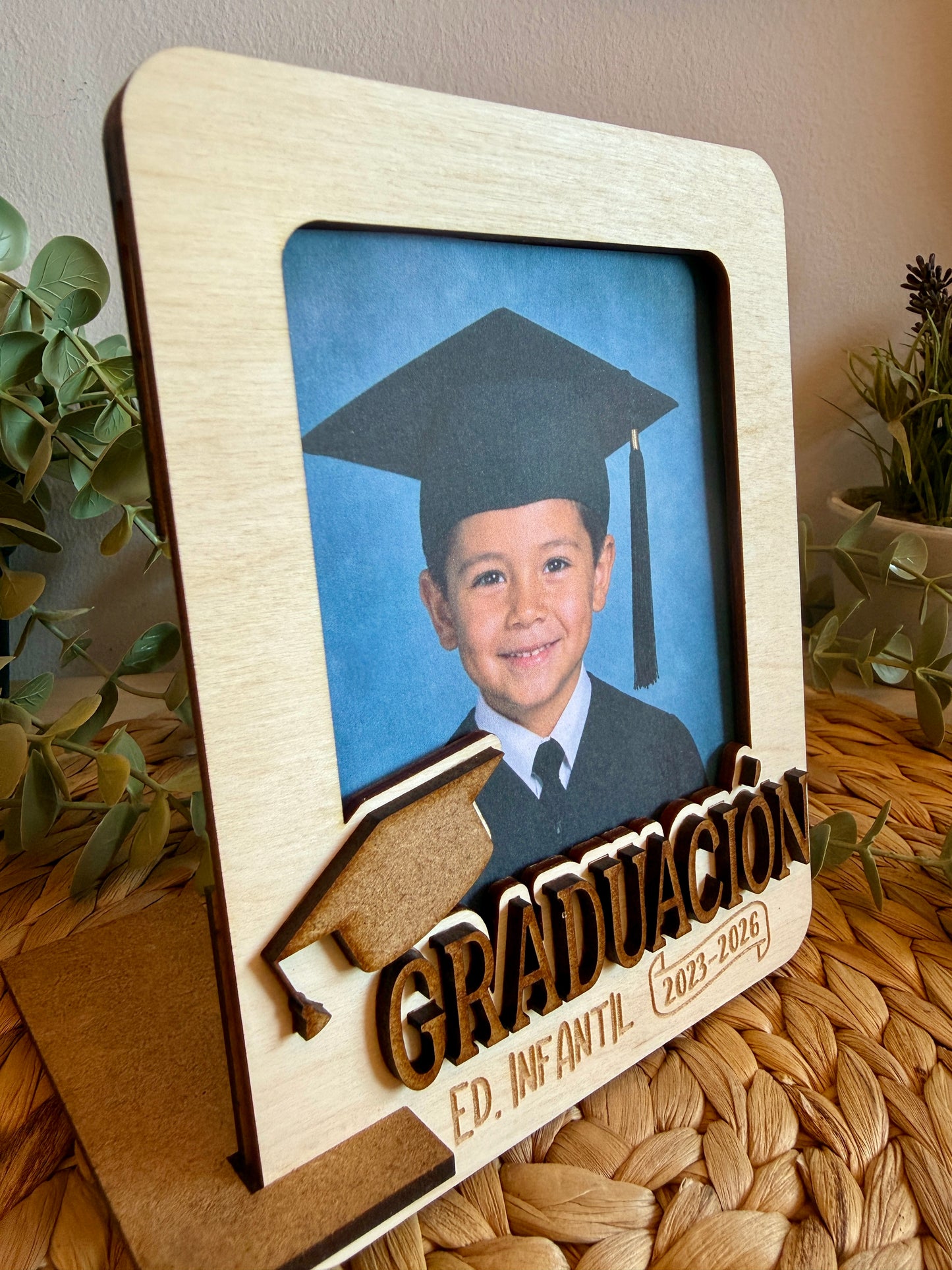 Marco de madera de abedul personalizado para graduación infantil y primaria