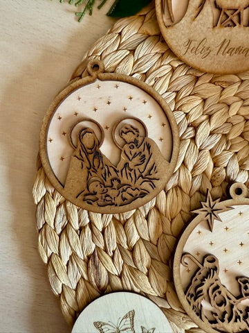 ✨ Bolas de Navidad en madera – Escenas de la Natividad