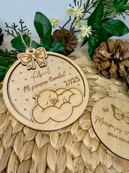 🎀 Bola de Navidad “Mi primera Navidad” personalizada en madera de abedul