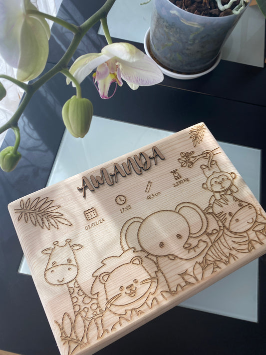 Caja natalicio de madera personalizada para bebé. Modelo safari