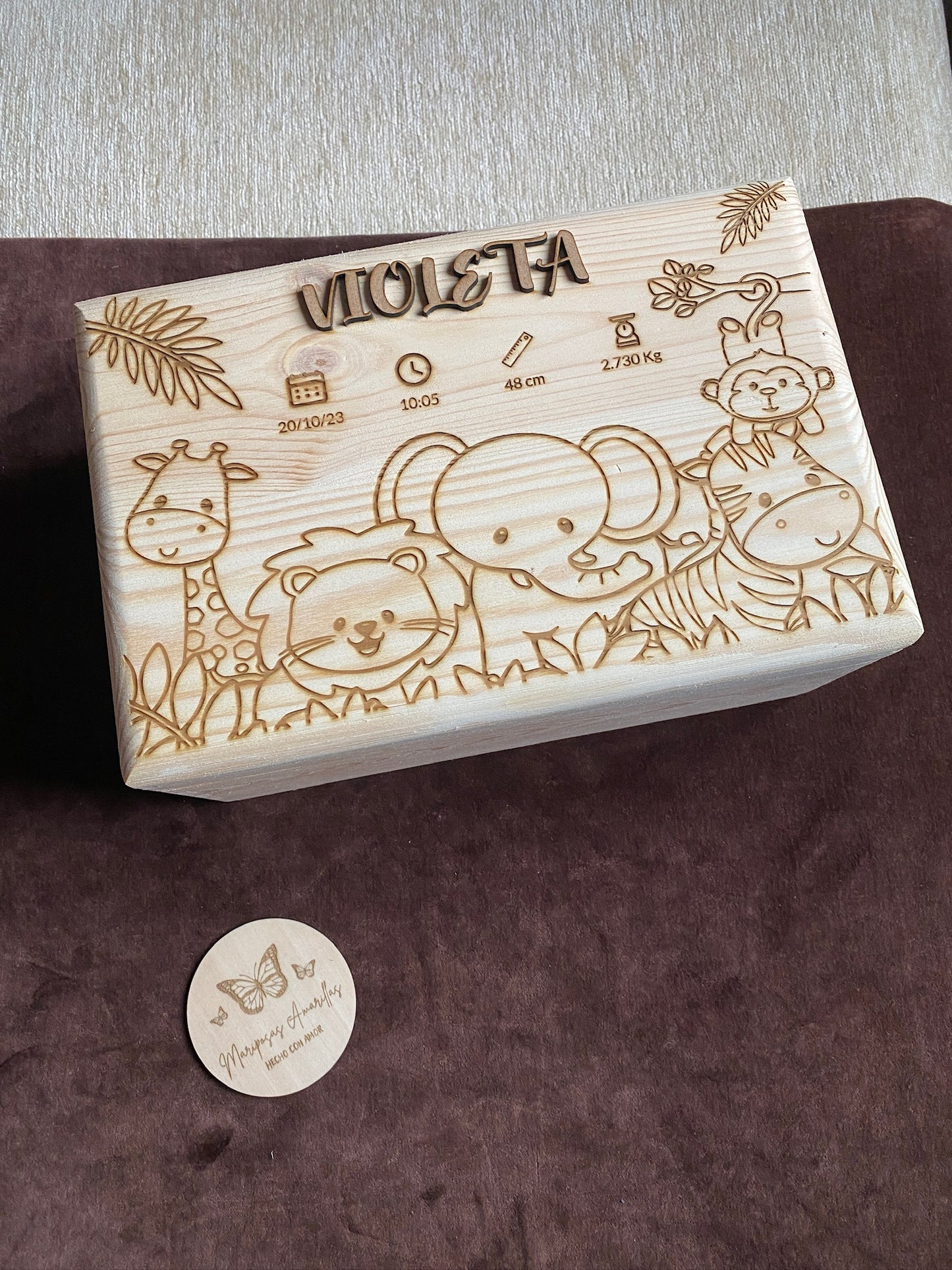 Caja natalicio de madera personalizada para bebé. Modelo safari
