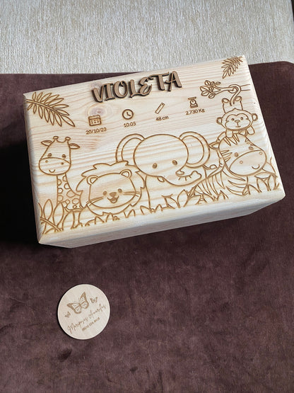 Caja natalicio de madera personalizada para bebé. Modelo safari