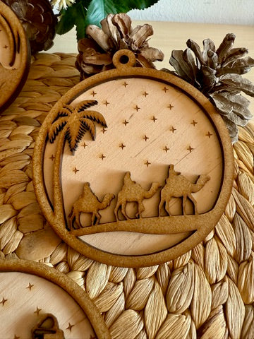 ✨ Bolas de Navidad en madera – Escenas de la Natividad