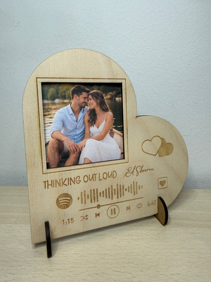 💖 Marco personalizado de madera de abedul – Un recuerdo que se escucha 🎶