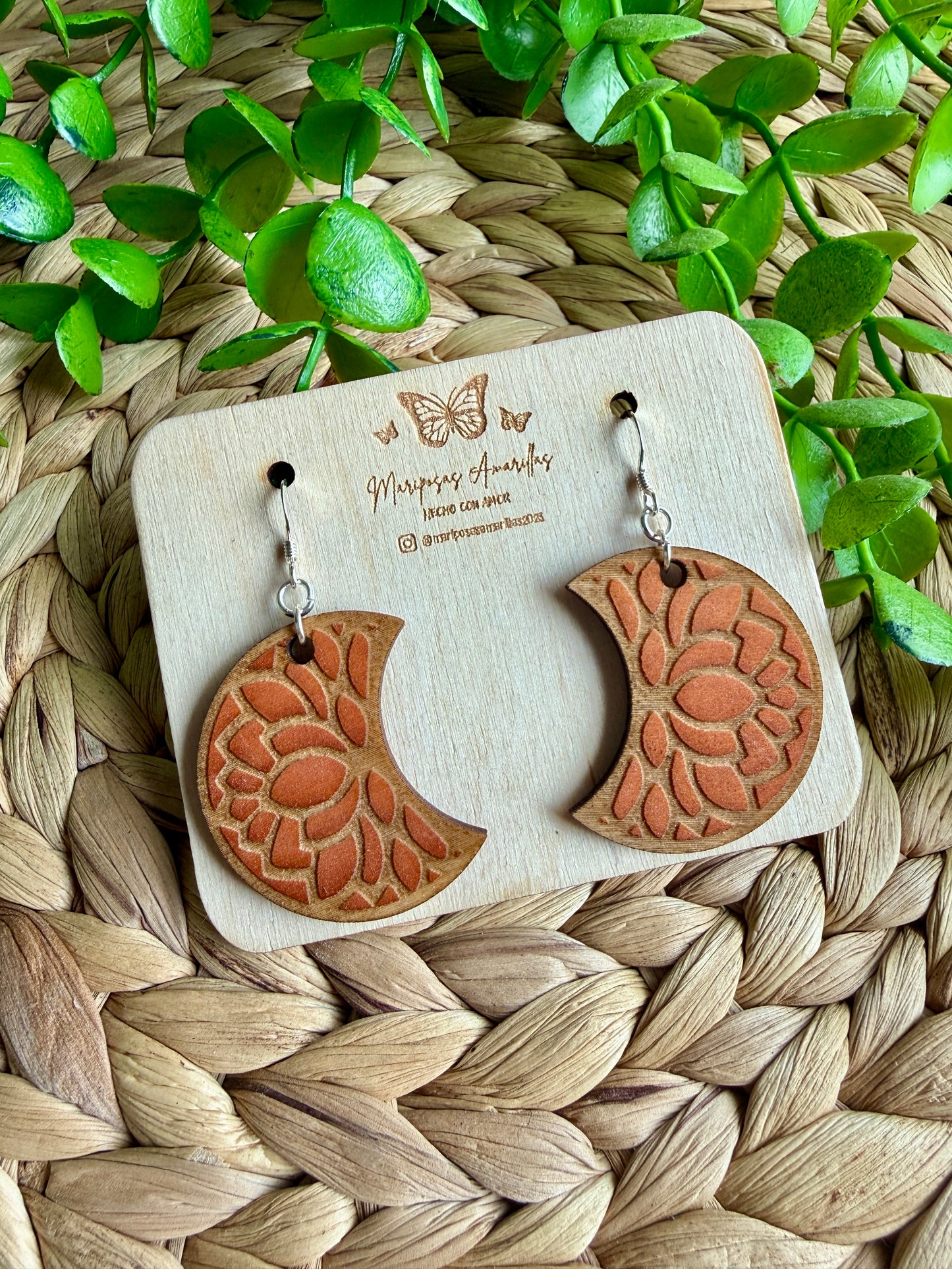 Pendientes de Madera de Tilo – Colección Lunas con Flor de Loto