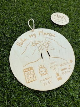 🌿 Natalicio en madera grabado – “Hola, soy…”