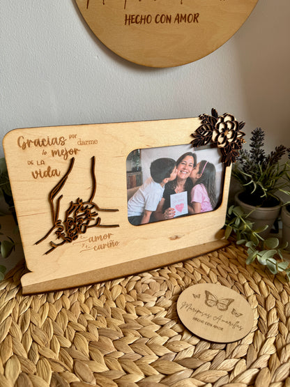 Marco de madera personalizado para mamá. Modelo manos entrelazadas