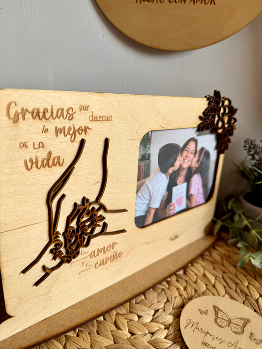 Marco de madera personalizado para mamá. Modelo manos entrelazadas