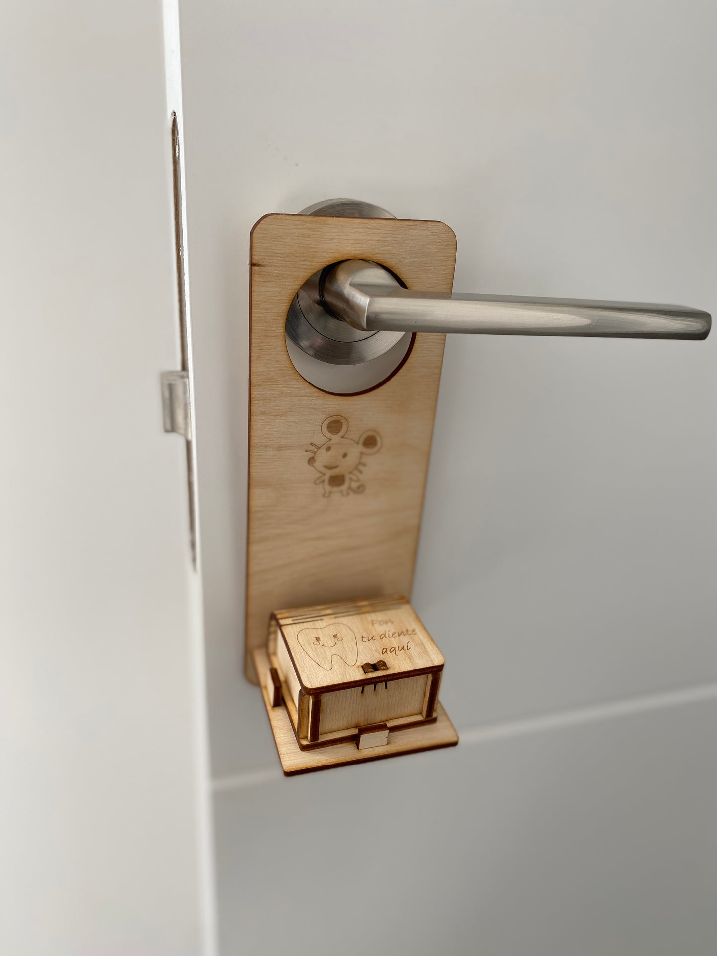 Colgador de puerta del ratón Pérez de madera