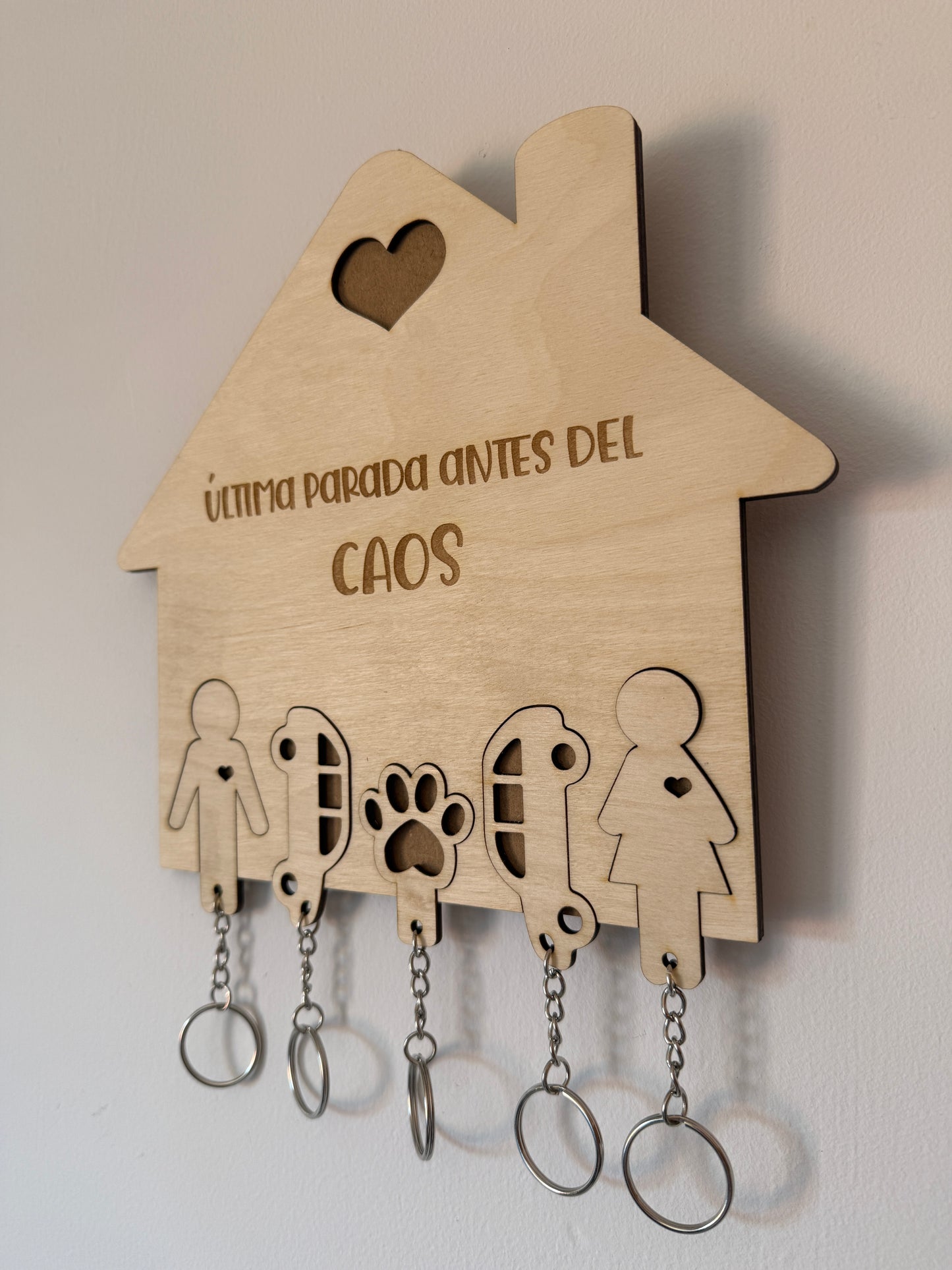 Cuelgallaves personalizado de madera de abedul – Diseño casita con llaveros encajables