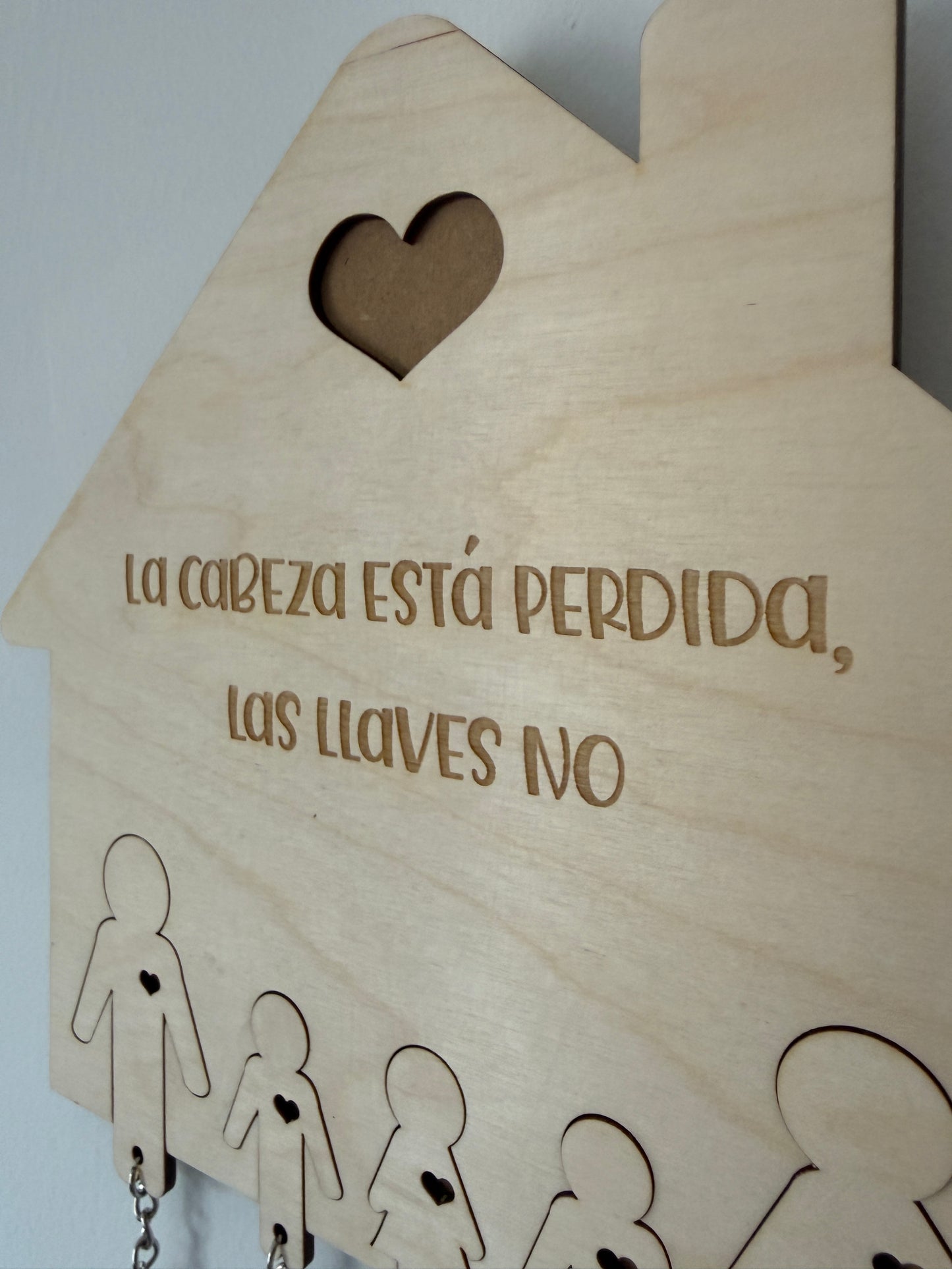 Cuelgallaves personalizado de madera de abedul – Diseño casita con llaveros encajables