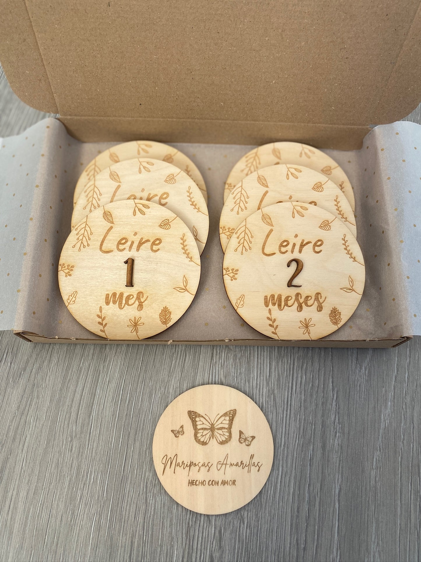 Placas cumplemes bebé madera personalizado. Modelo hojitas