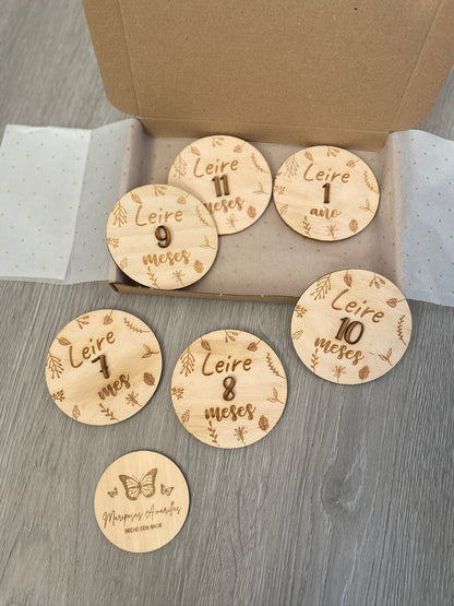 Placas cumplemes bebé madera personalizado. Modelo hojitas