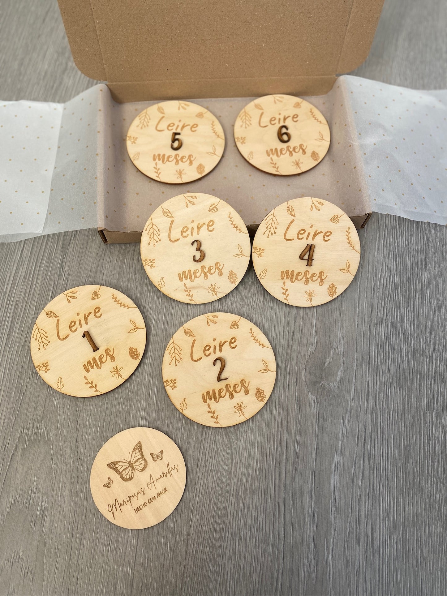 Placas cumplemes bebé madera personalizado. Modelo hojitas