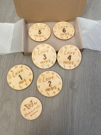 Placas cumplemes bebé madera personalizado. Modelo hojitas