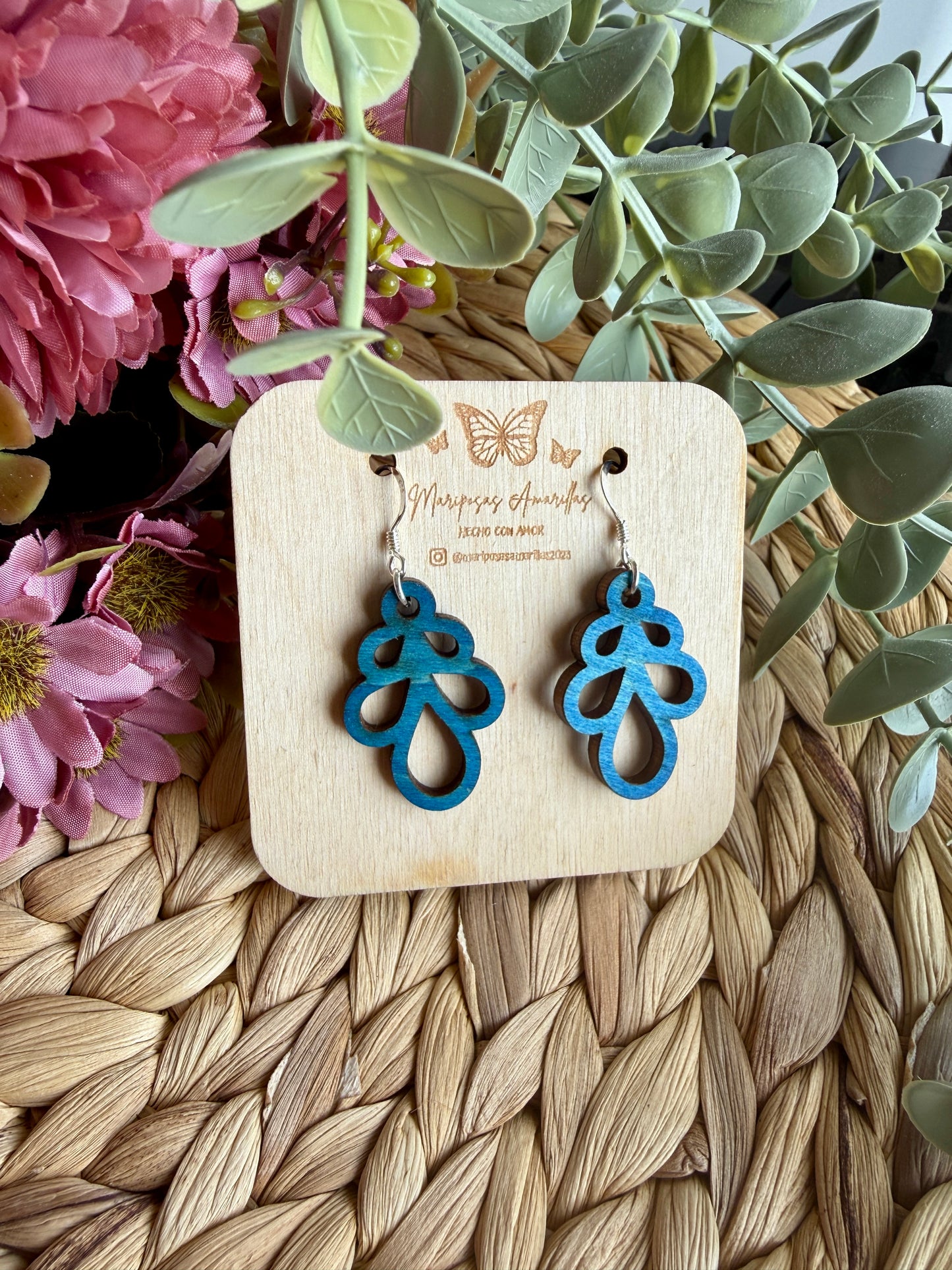 Pendientes pequeños artesanales en madera de tilo