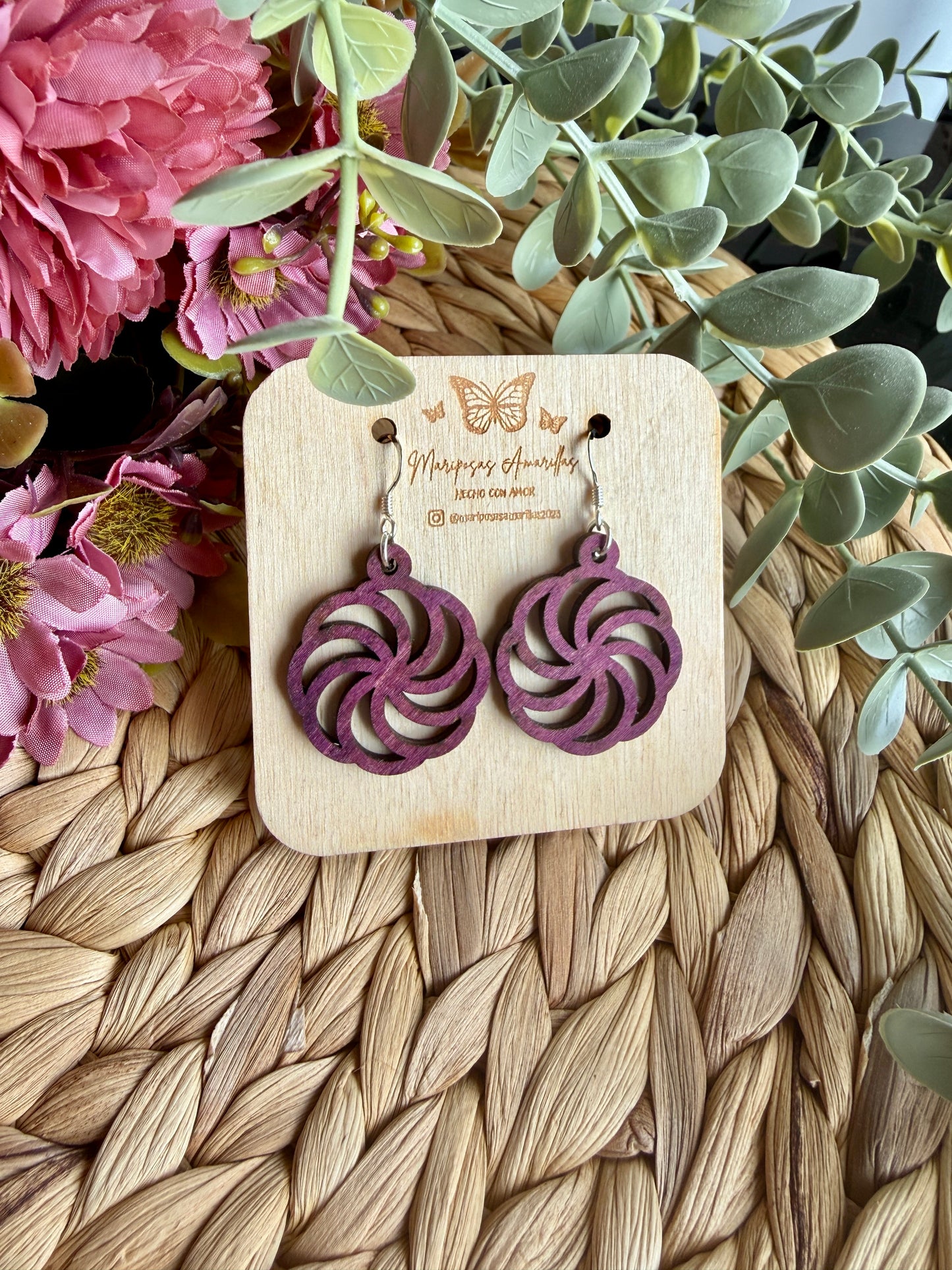 Pendientes pequeños artesanales en madera de tilo