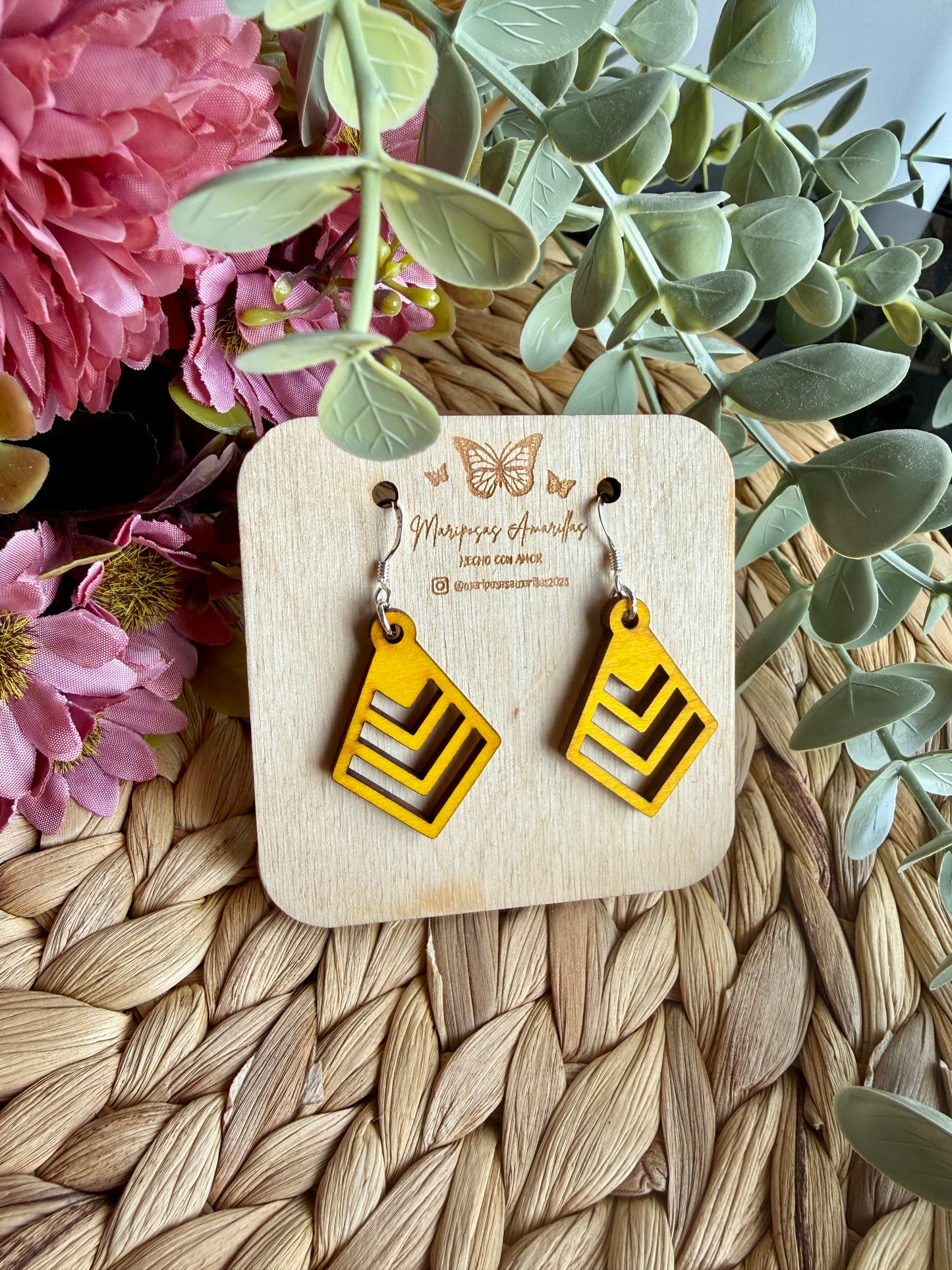 Pendientes pequeños artesanales en madera de tilo