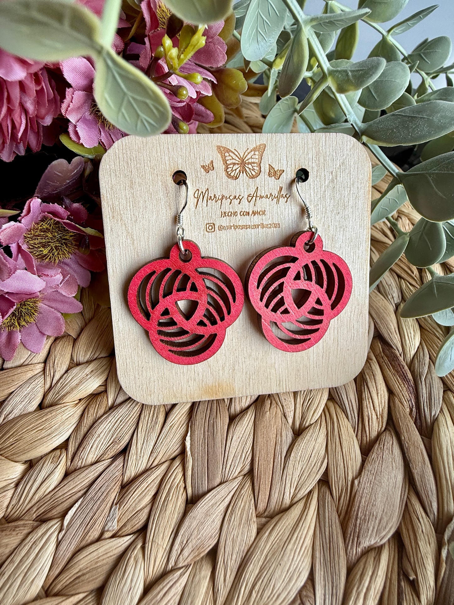 Pendientes pequeños artesanales en madera de tilo