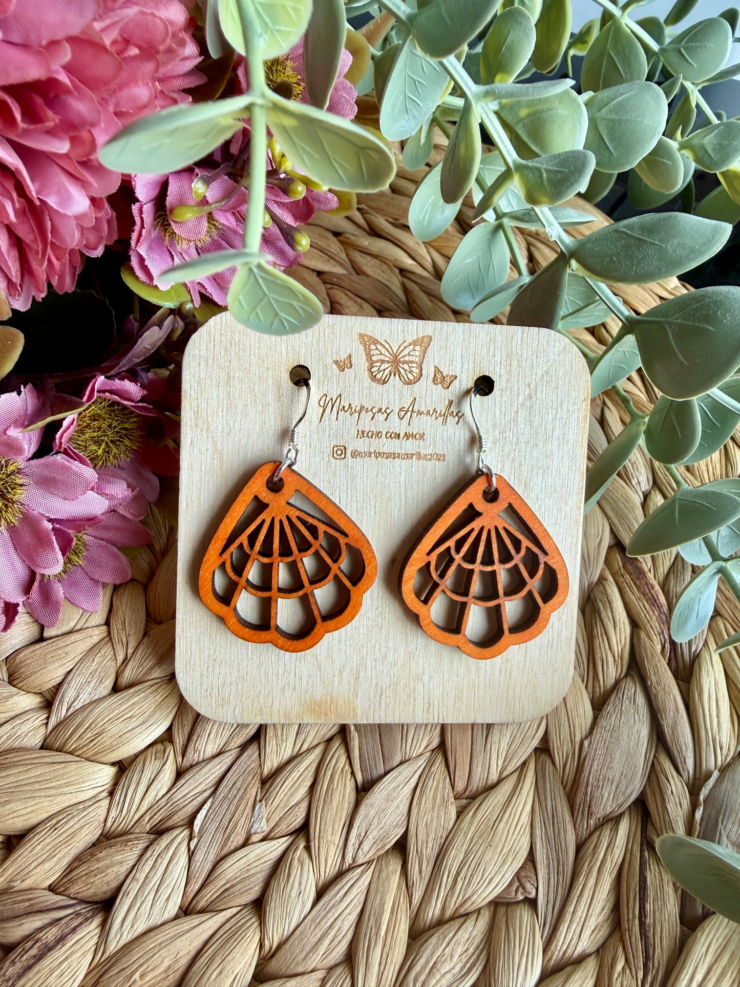 Pendientes pequeños artesanales en madera de tilo