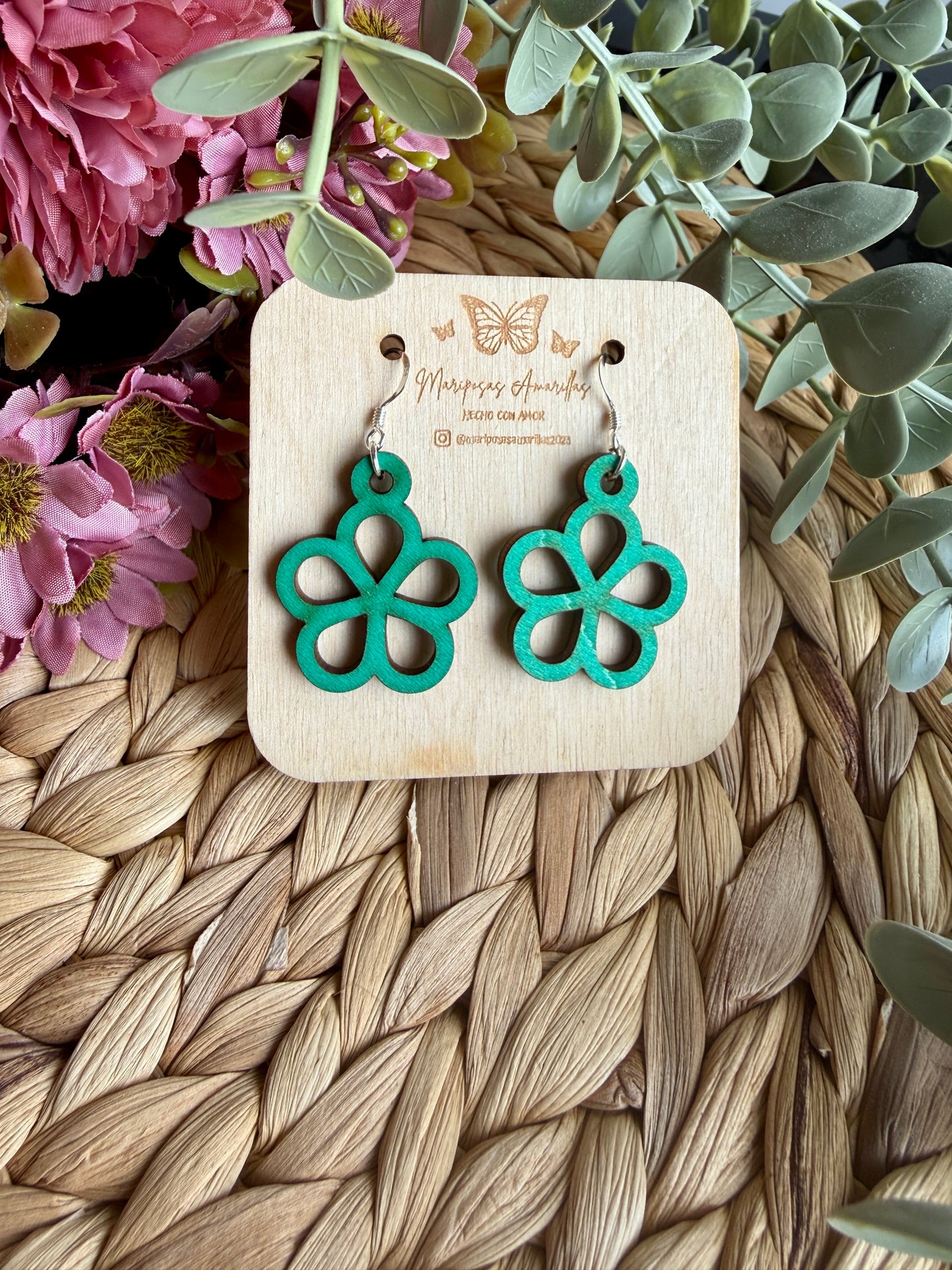 Pendientes pequeños artesanales en madera de tilo
