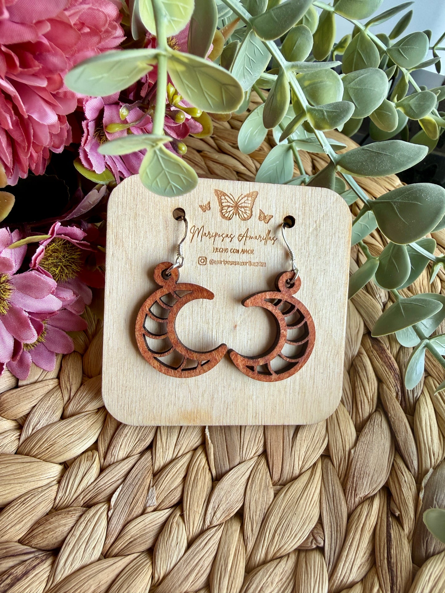 Pendientes pequeños artesanales en madera de tilo