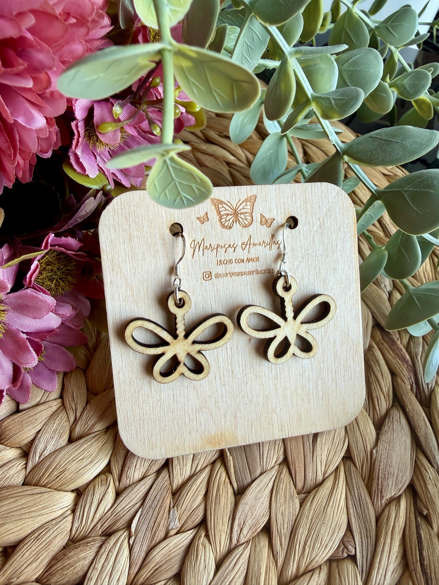 Pendientes pequeños artesanales en madera de tilo