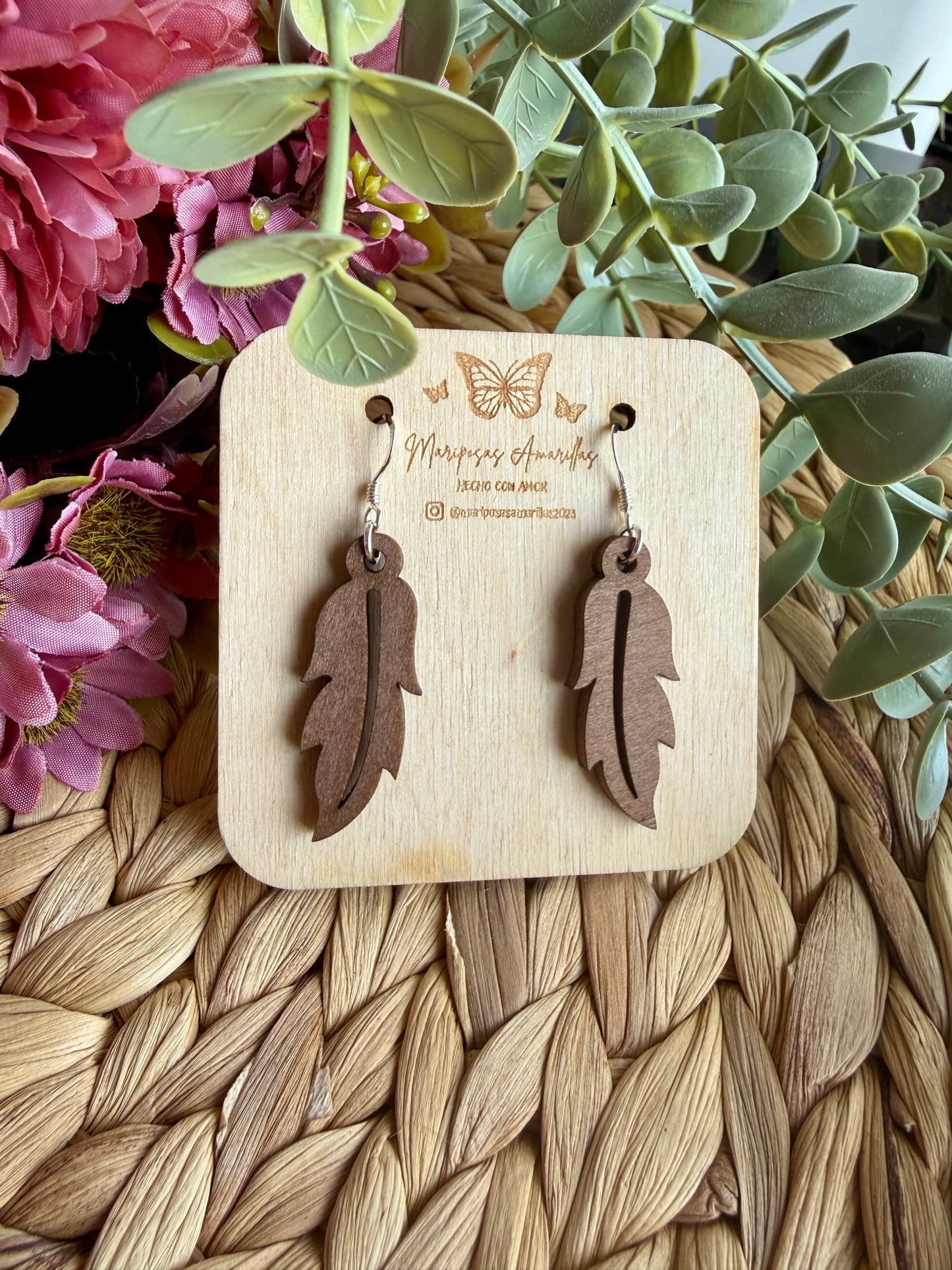 Pendientes pequeños artesanales en madera de tilo