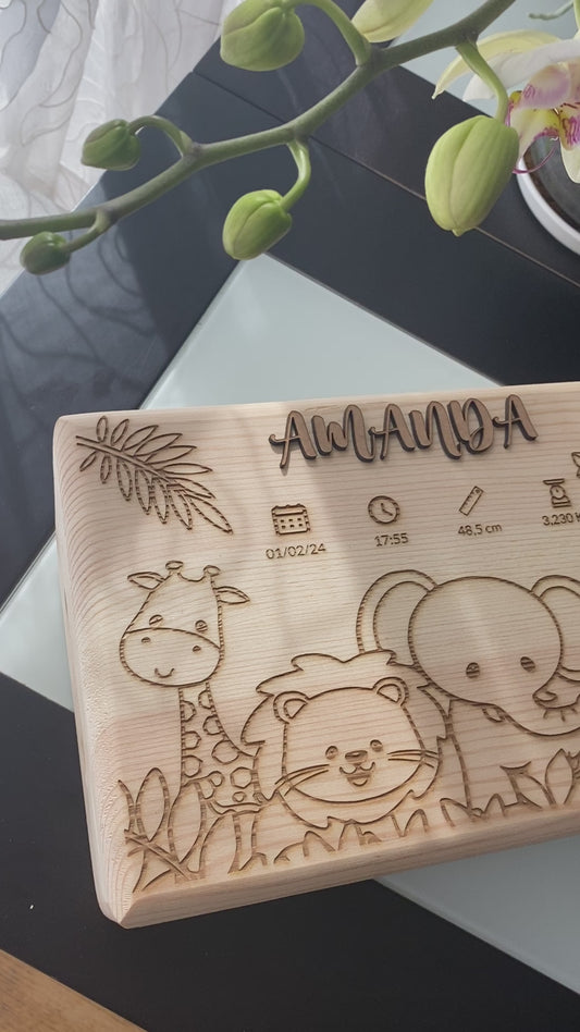 Caja natalicio de madera personalizada para bebé. Modelo safari